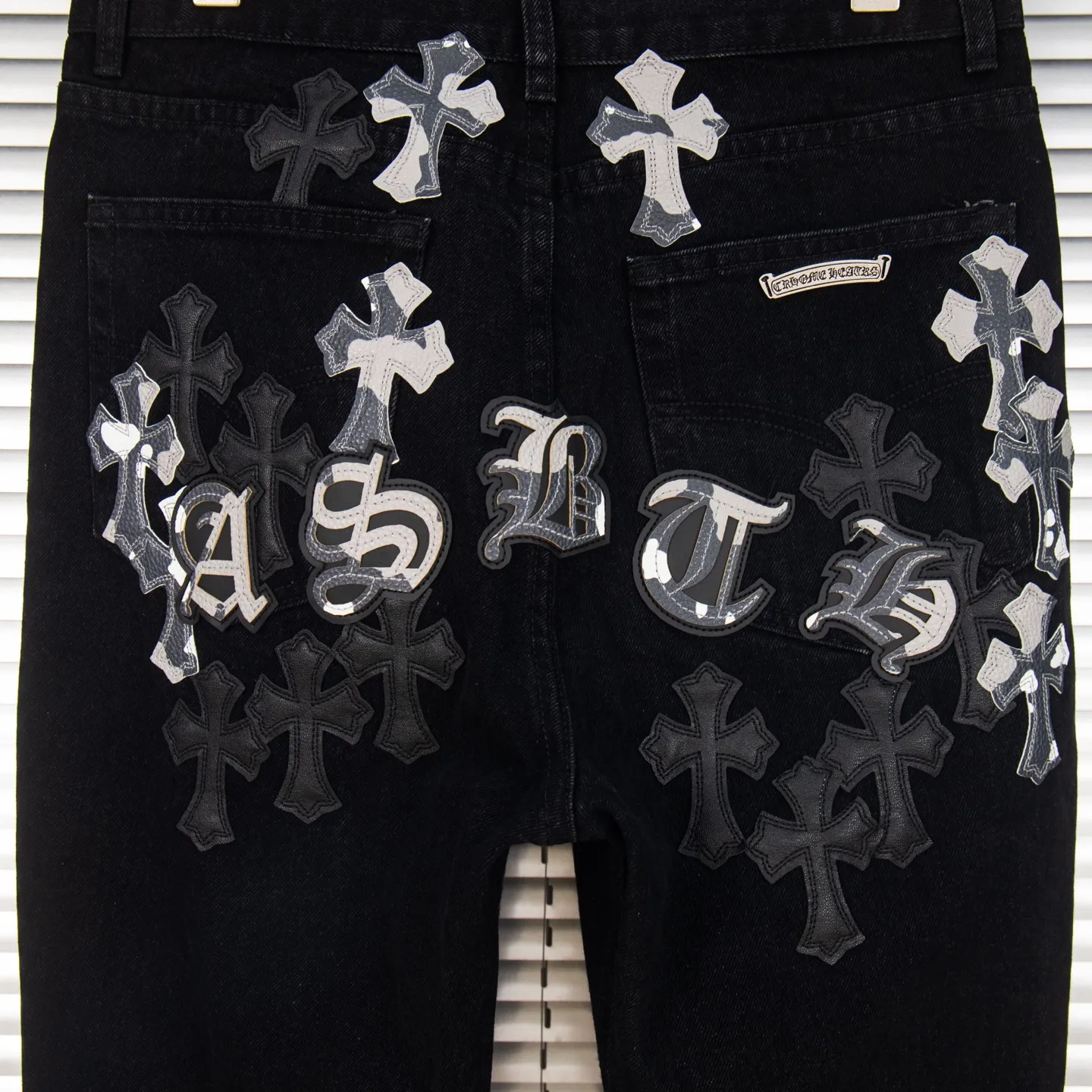 P260 Chrome Hearts Chrome Hearts Black Multi-leather Elements Full of Details Washed Jeans Authentically Restore the Ultimate Vintage Texture Three-Dimensional Fit Loose and Comfortable, Not Slimming Appearing Tall and Slim Made by a Manufacturer Original Quality Control Same Style for Men and Women Can Be Matched for Couples Versatile Recommendations Must-Have Jeans for All Seasons Fashionistas Have Been Disappointed From the Quality Selection of Fabrics, Cutting of Details, and Matching of Patterns, Everything Is Impeccable! The upper body is so handsome when worn...it can be easily worn by men, women and children! The craftsmanship is made of heavy-duty washed pure cotton denim fabric. After washing, it is soft and thick. It is very stylish when worn on the body. Style number: 1775# Color: black Size: 28 30 32 34 36